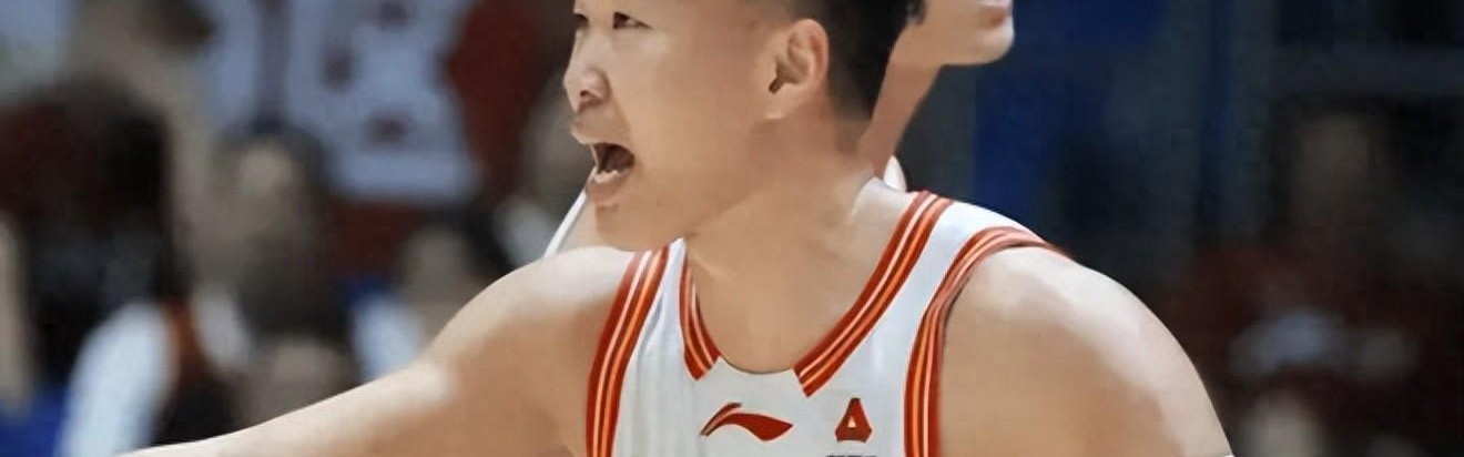 kaiyun 官网-浙深战争议哨！贺希宁三步上篮走步了吗？两位专家给出相同的解读